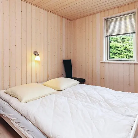 6 Person In Logstor Løgsted