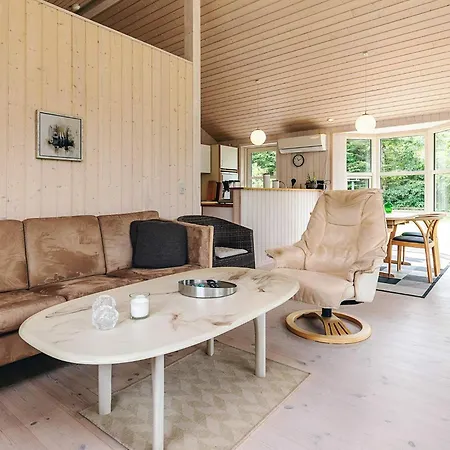 6 Person In Logstor Løgsted