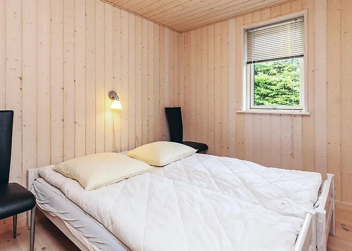 6 Person In Logstor Løgsted