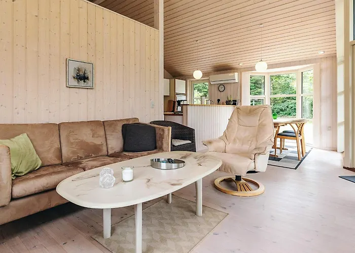 6 Person In Logstor Løgsted
